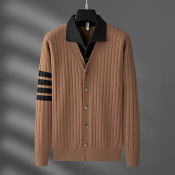 Luxusné Módne Spájať Falošné Dva Kúsok Sveter Sada pre Mužov je Zima Trend kórejská Verzia Bežné Stripe Tričko Golier Cardigan Kabát